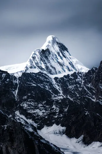 雪覆盖的山峰 高耸的山顶