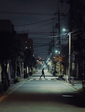一个人在晚上走在一个空荡荡的街道上