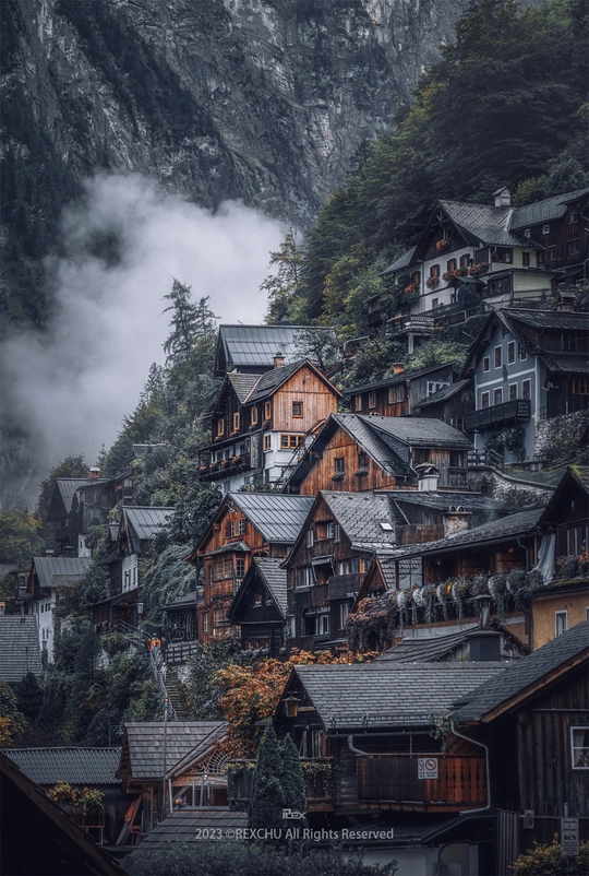 一个小村庄的山上木质房屋