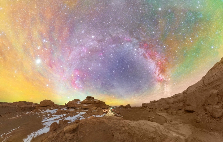 敦煌冬夜里气辉染透冬季银河