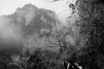 群山背景下的山间小道上的行人