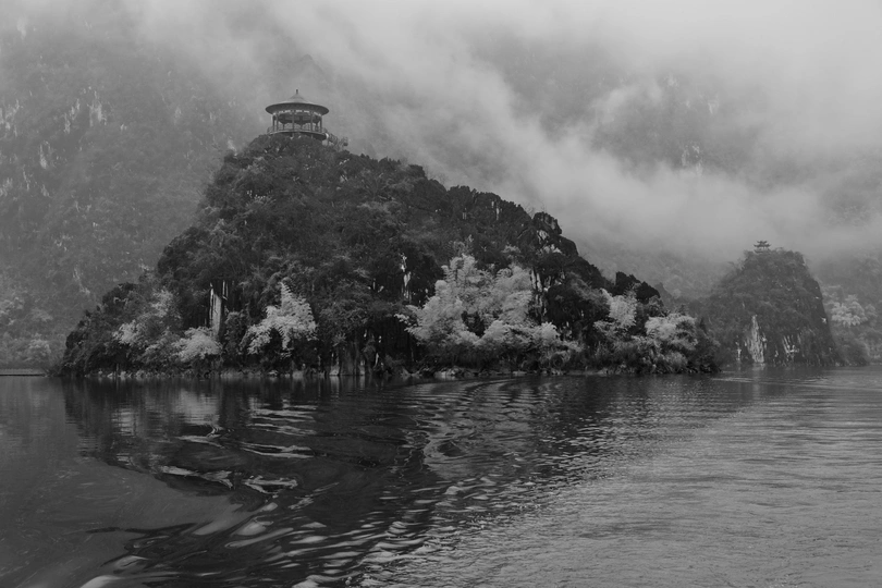 湖中的一个小岛 周围环绕着山和云。