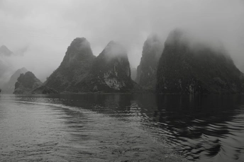 雾中的山和水面上的船