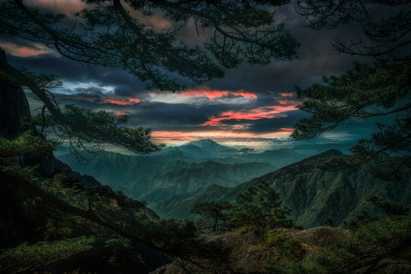 山谷中的树木、山峦和天空中的云彩