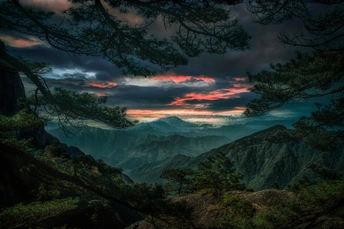 山谷中的树木、山峦和天空中的云彩