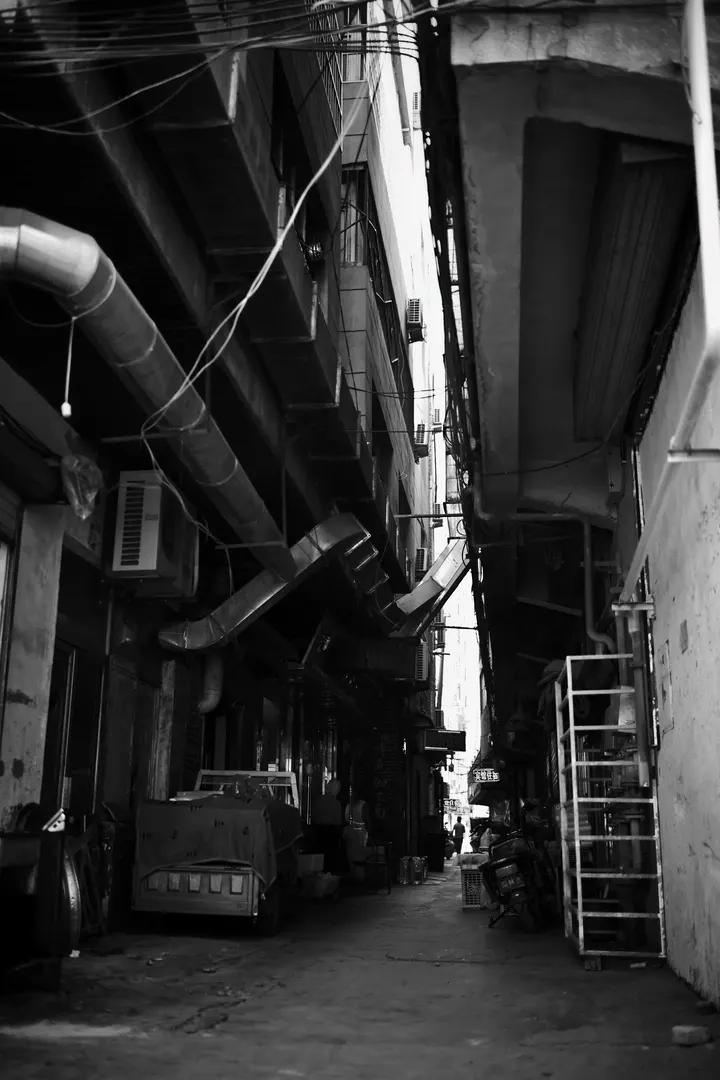 行走在巷中4