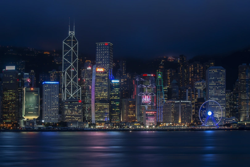 夜晚的城市 摩天大楼熠熠生辉 水面波光粼粼。