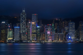 夜晚的城市 摩天大楼熠熠生辉 水面波光粼粼。