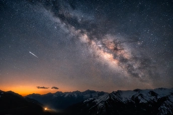 夜晚的山脉上有星星在天空中