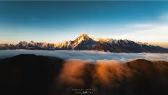 日出时云海与山峦