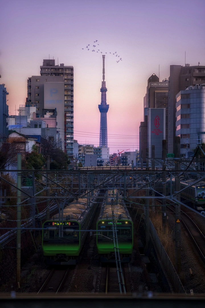 日本山手线与晴空塔同框