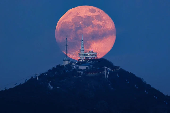 莲花山悬月
