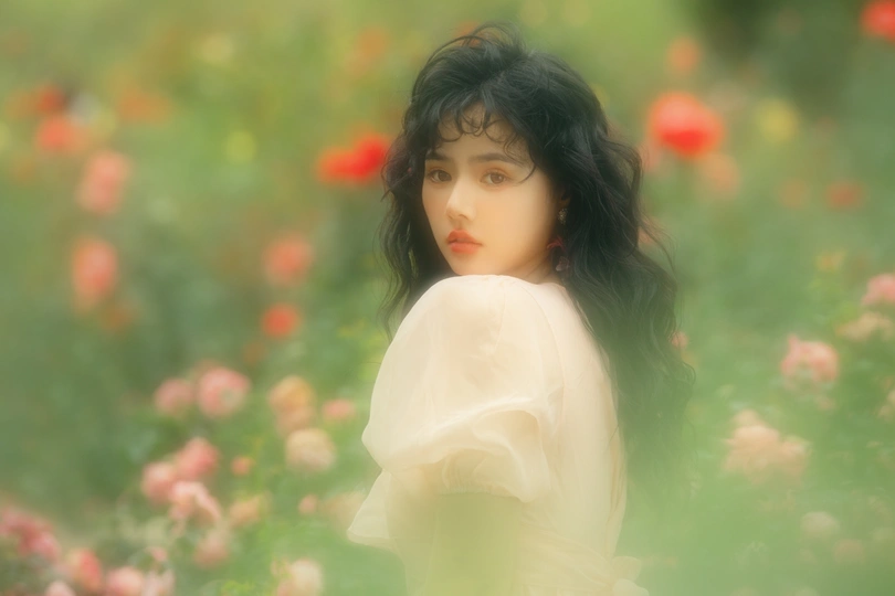 一位站在花田中的年轻女子肖像