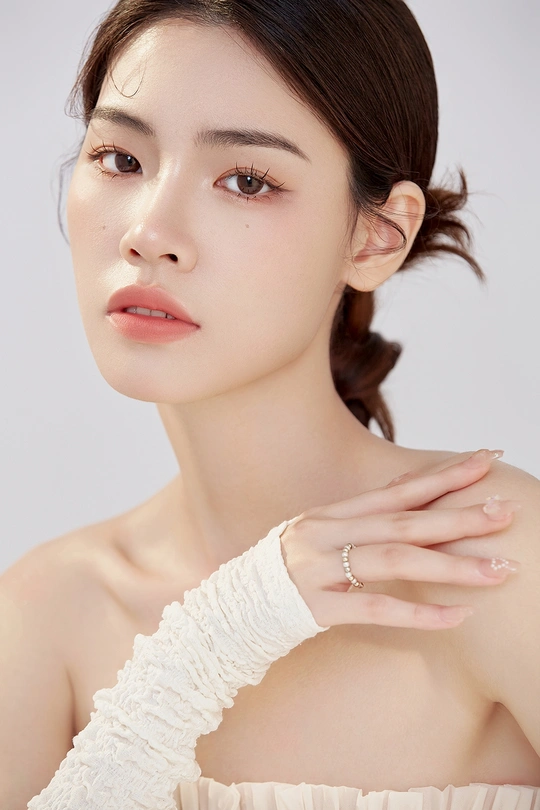 一位涂着白色妆容 脸上戴着戒指的女士