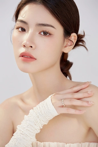 一位涂着白色妆容 脸上戴着戒指的女士