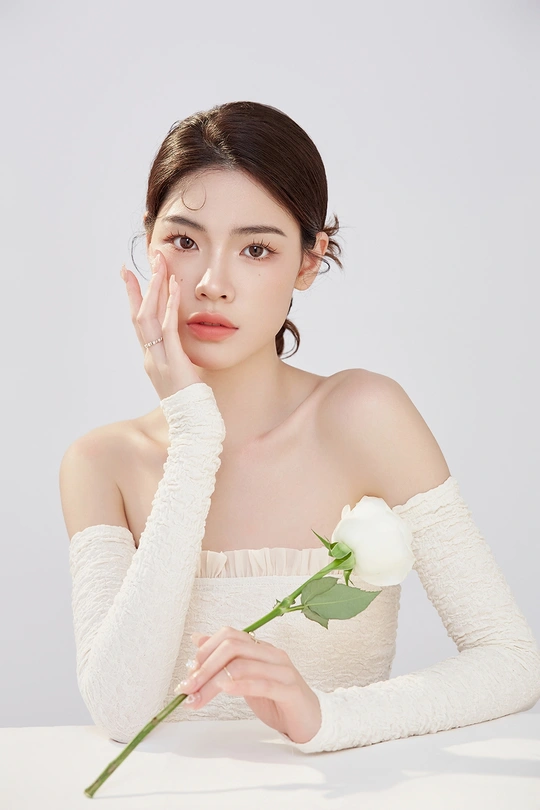 美丽的年轻女子 皮肤白皙 手持白色玫瑰花。