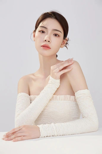 一位皮肤苍白的女青年穿着一件白色的无袖上衣