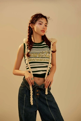 一位穿着工作服和条纹衬衫的女青年戴着围巾 颈间系着绳子。