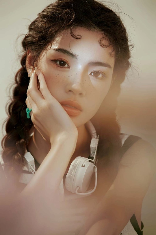 一位皮肤白皙的年轻女子