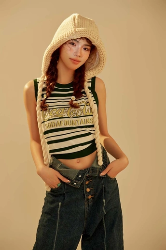 一条穿着工作服、条纹衬衫和帽子的小女孩