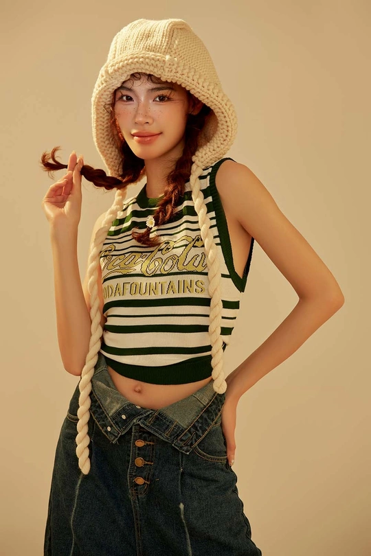 一位穿着条纹衬衫和帽子的小姐