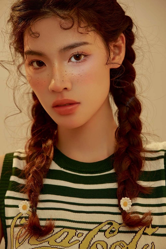 头戴花环的年轻女孩