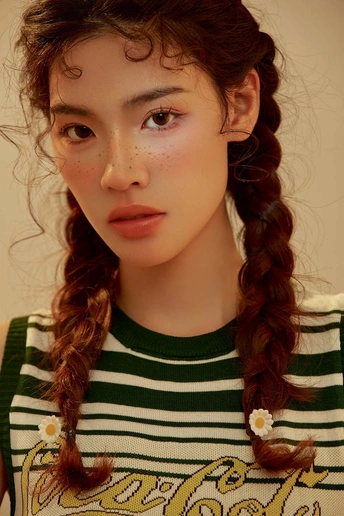 头戴花环的年轻女孩