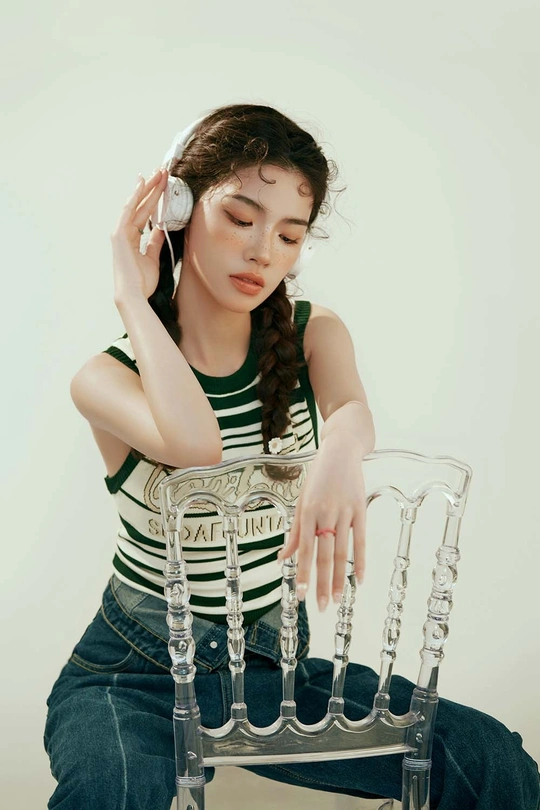 一个年轻女子戴着耳机坐在椅子上