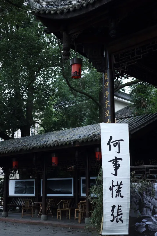 一盏挂在一条街道上的红灯笼 上面有亚洲文字。