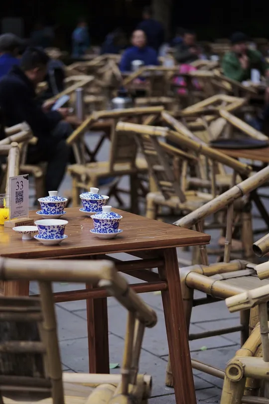 木制桌子和椅子 上面放着蓝色的杯子