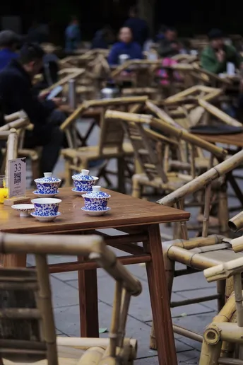 木制桌子和椅子 上面放着蓝色的杯子