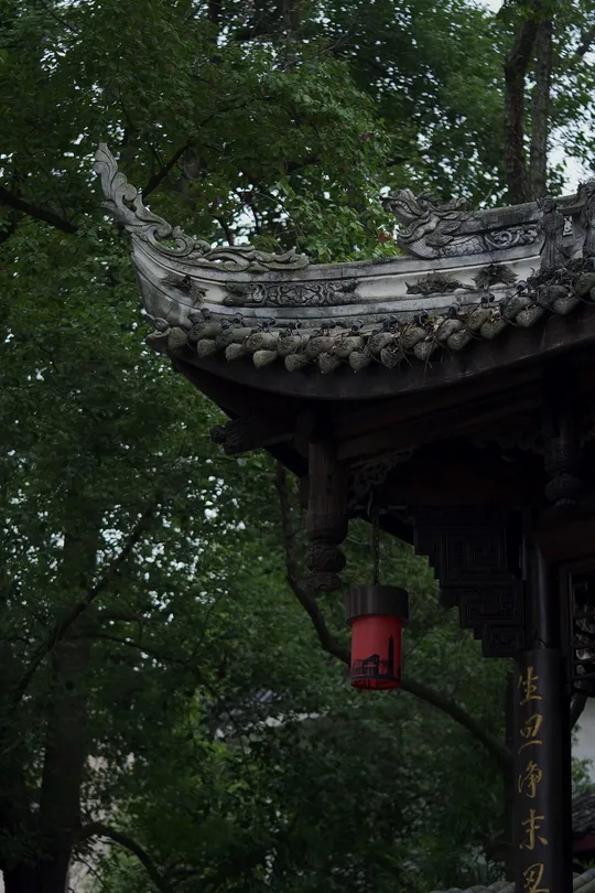 灯笼挂在高塔的屋顶上