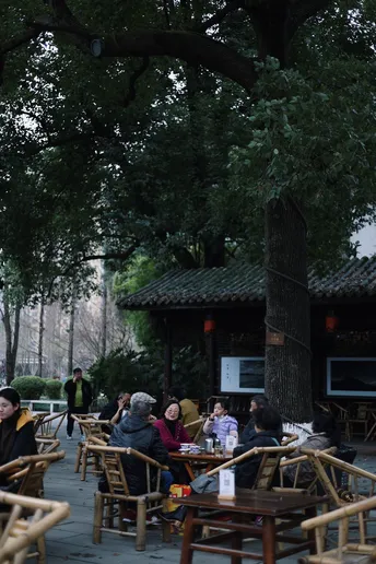 户外露台 有许多桌子和椅子 还有人。