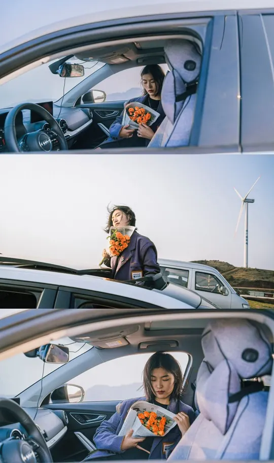 一个女性坐在汽车里拿着一束花
