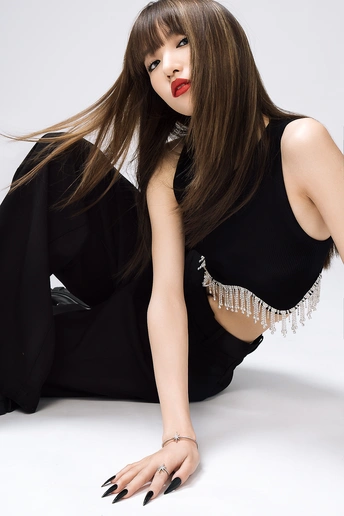 美丽的年轻女子 黑色长裙 坐在地板上