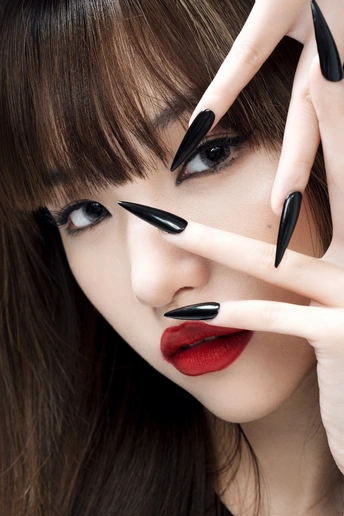 一位女士 指甲涂黑色 嘴唇上涂有口红 双手捂住眼睛和嘴唇