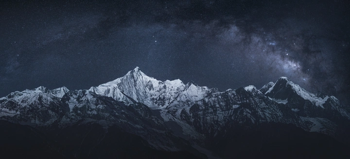 夜空下的卡瓦博格峰
