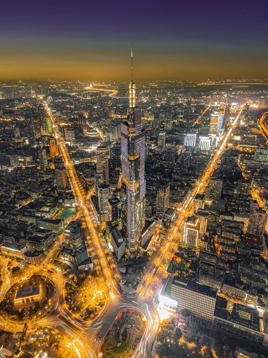 夜晚的城市 从高塔的顶部俯瞰