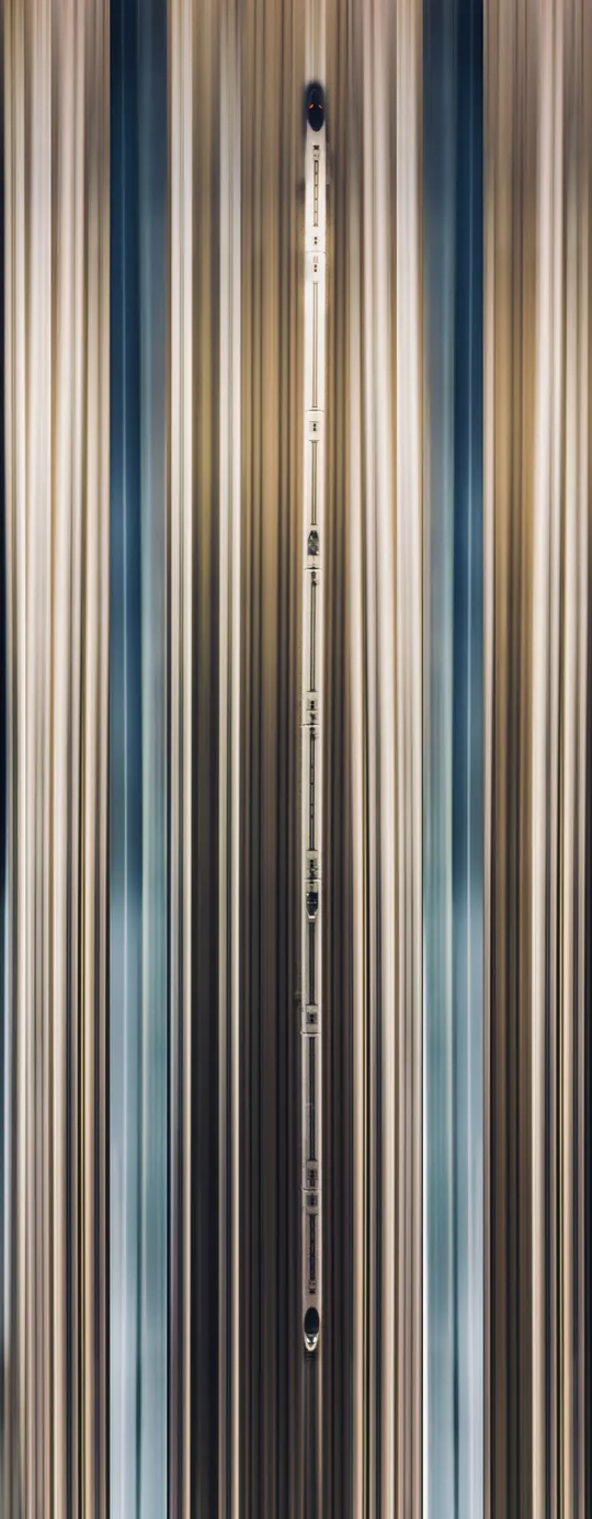 在金属墙前的一个温度计