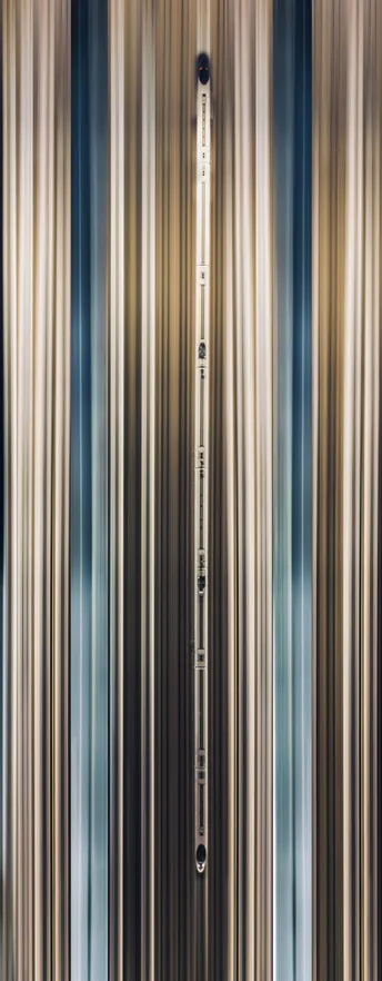 在金属墙前的一个温度计