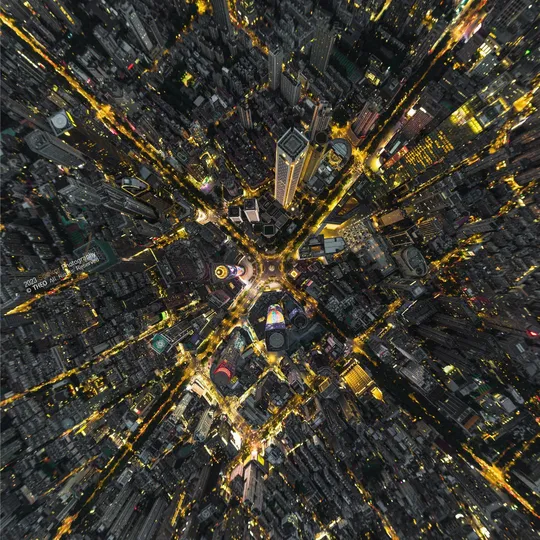 这幅图是夜晚的城市景象。