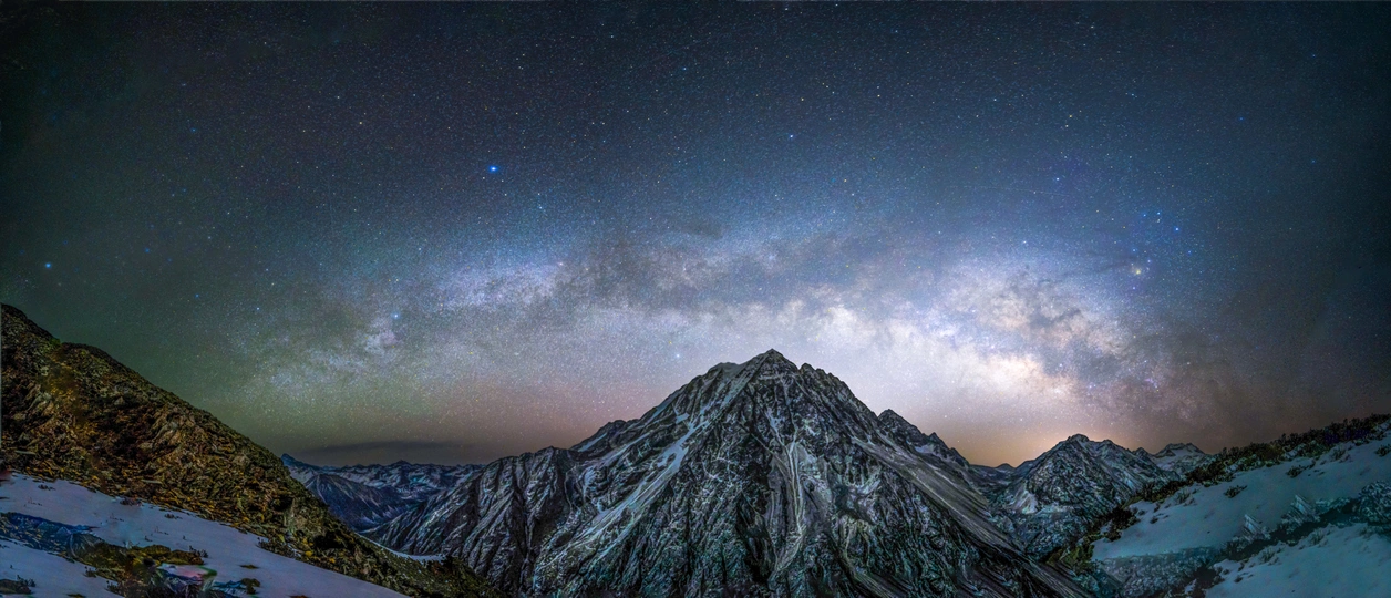 夜间的雪山星空和星系