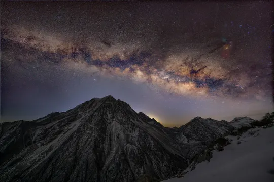 夜间的雪山星空