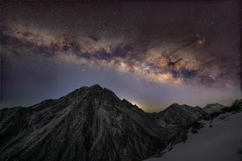 夜间的雪山星空