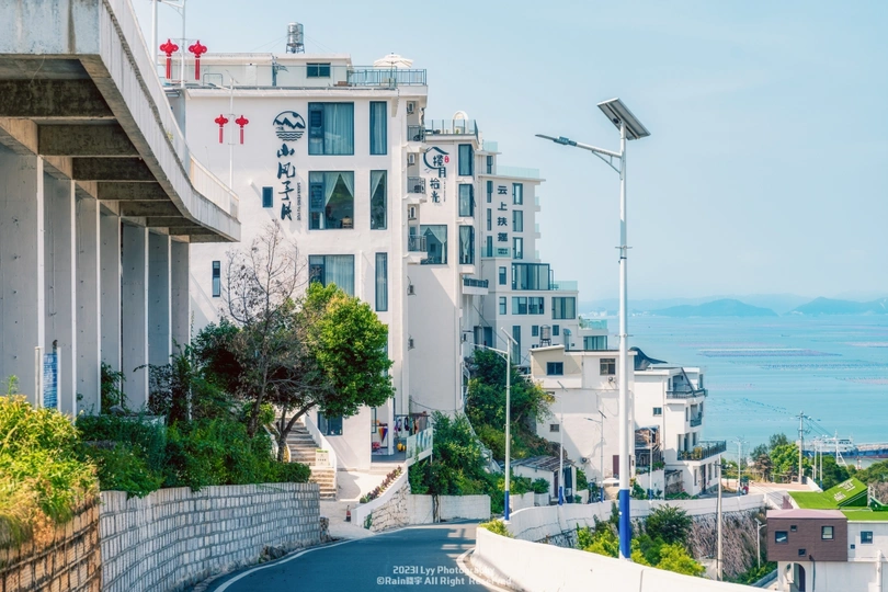 河上有一座桥 背景中有建筑