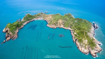 前景中有小岛和船的空中视角