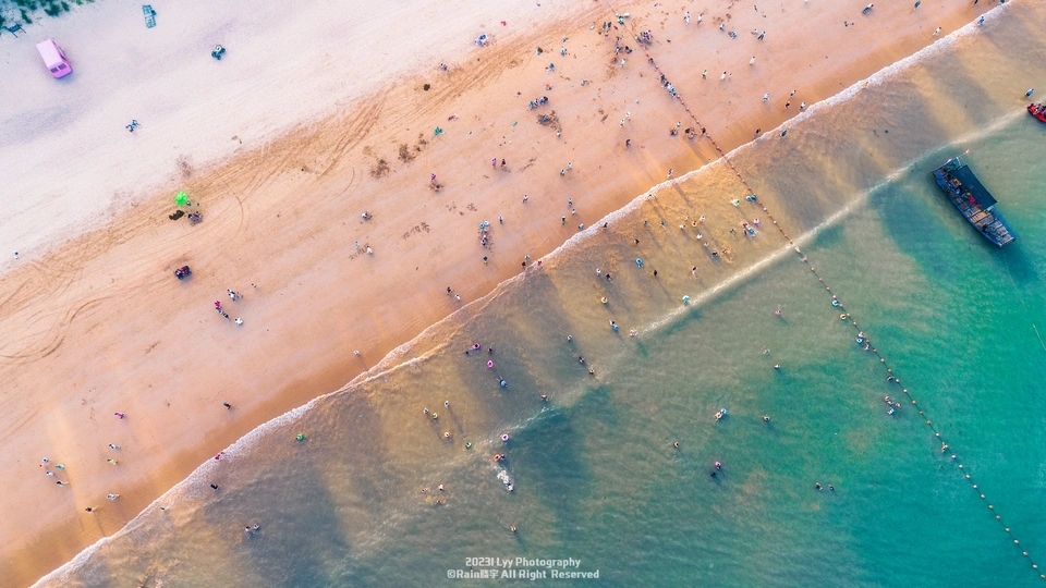 海岸上有人、水和沙上的 aerial view
