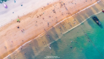 海岸上有人、水和沙上的 aerial view