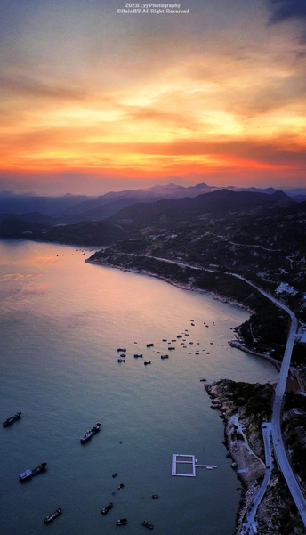 傍晚时分 水中的船