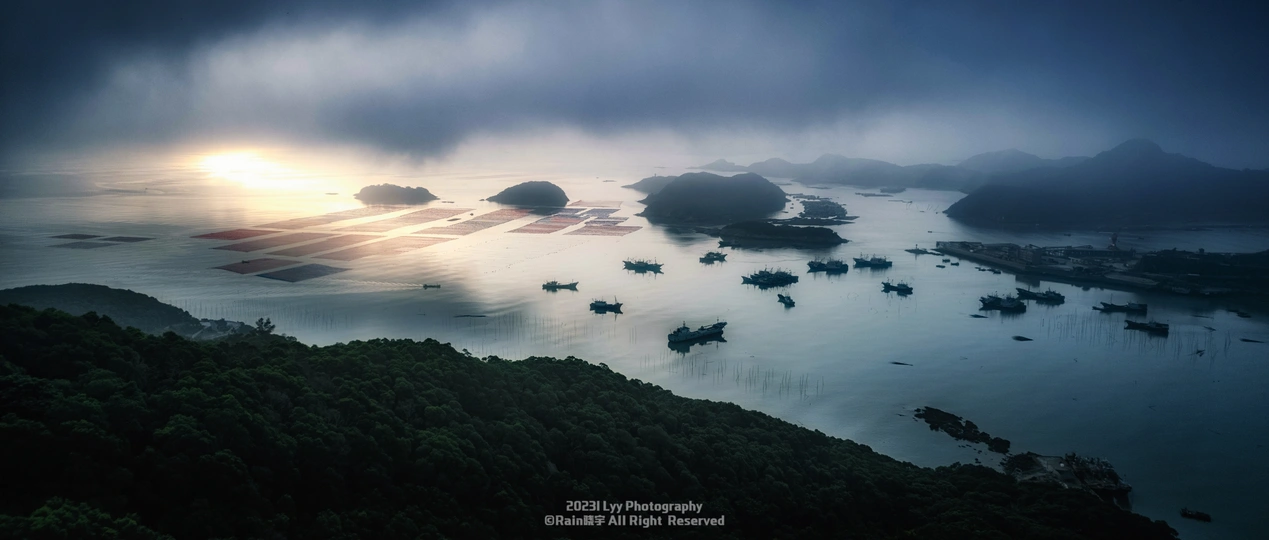 夕阳下俯瞰湖泊 天空中云朵漂浮 水中岛屿错落有致。